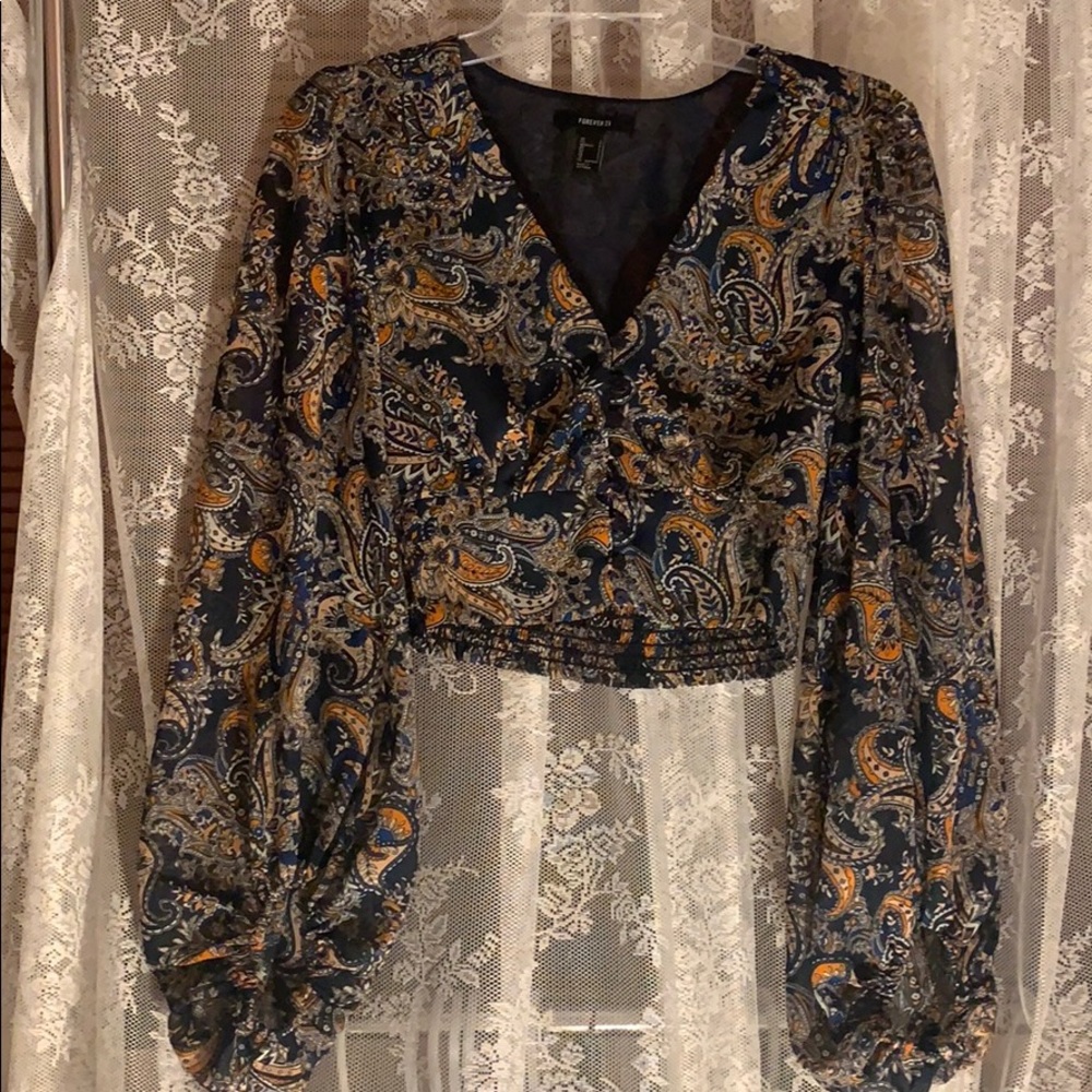 Never worn, cropped, puff sleeve, v-neck